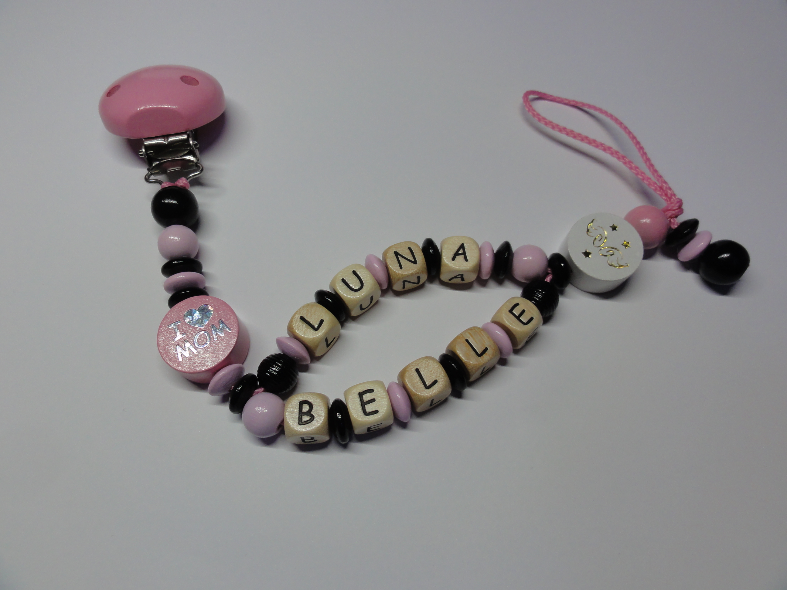 Baby Schnullerkette mit Doppelnamen - I love Mom in rosa schwarz