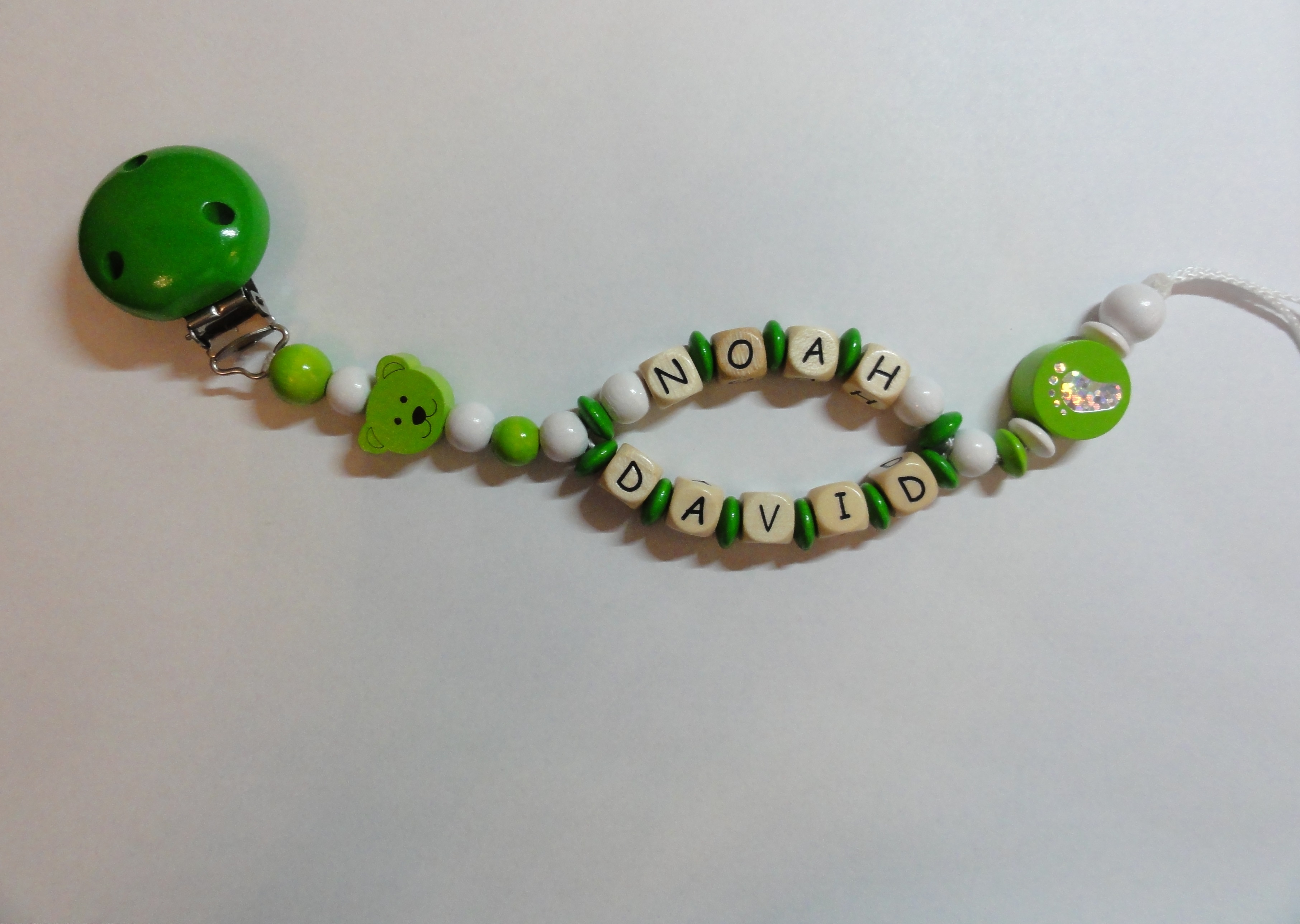 Baby Schnullerkette mit Doppelnamen - Babyfuß Bär in grün